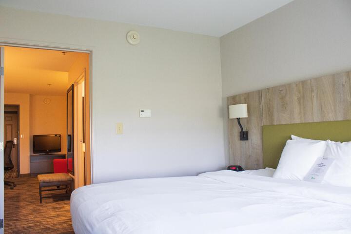 1 King Bed Efficiency (2 of 9)