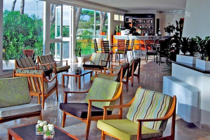 Lounge 41 of 66
