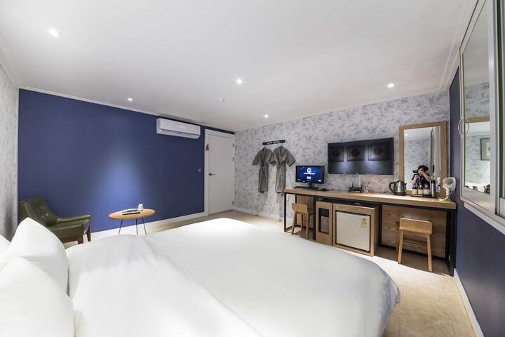 Room 16 of 38