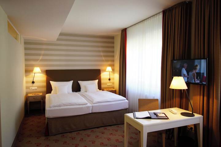 Room 6 of 17