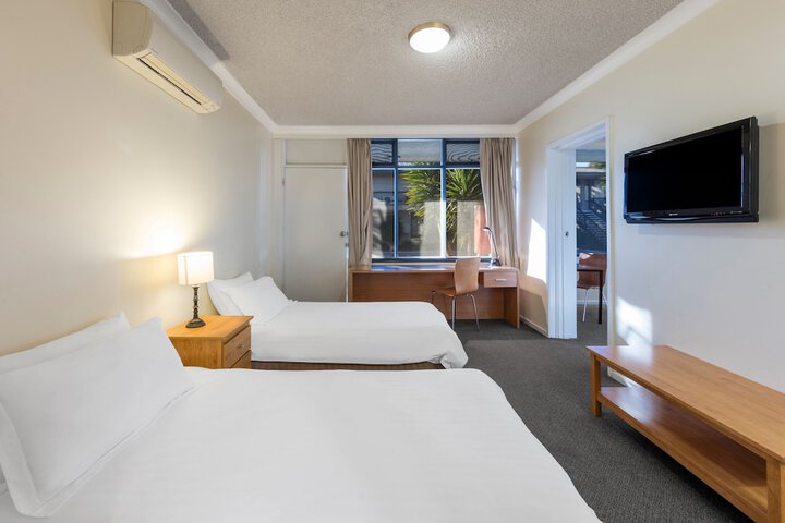 Room 4 of 32