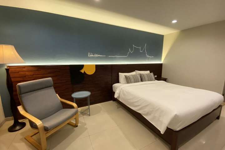 Room 6 of 32
