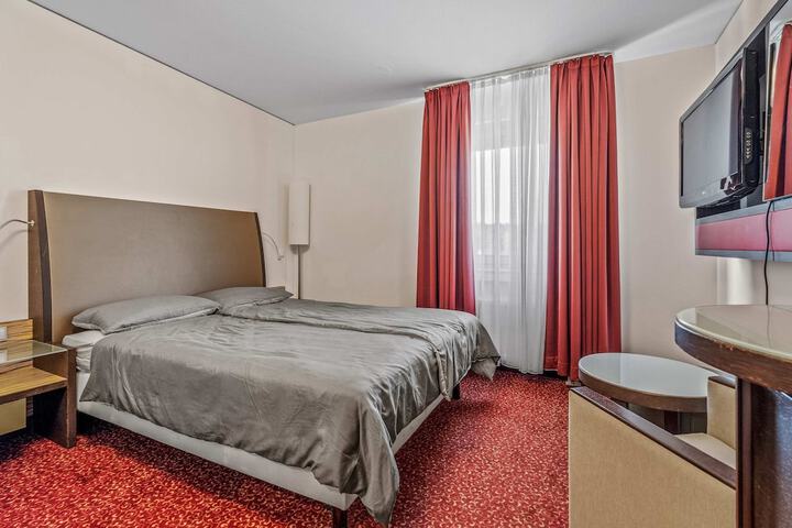 Room 3 of 9