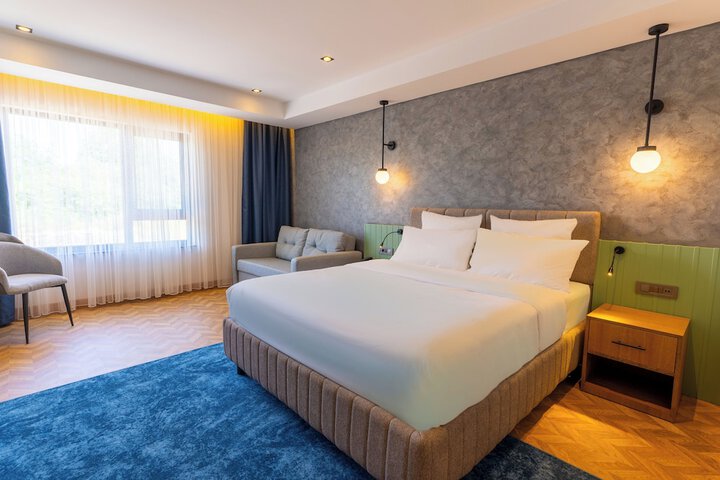 Room 2 of 10