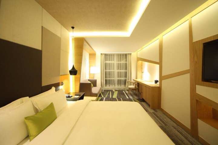 Room 5 of 33