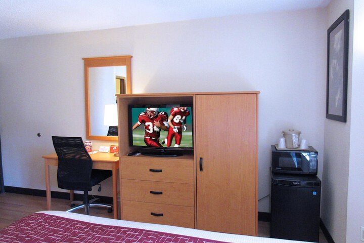 Deluxe King Bed (7 of 12)
