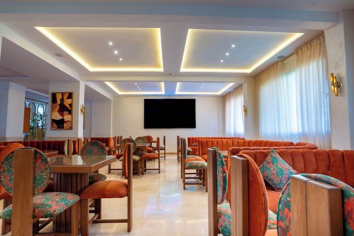 Lounge 132 of 145