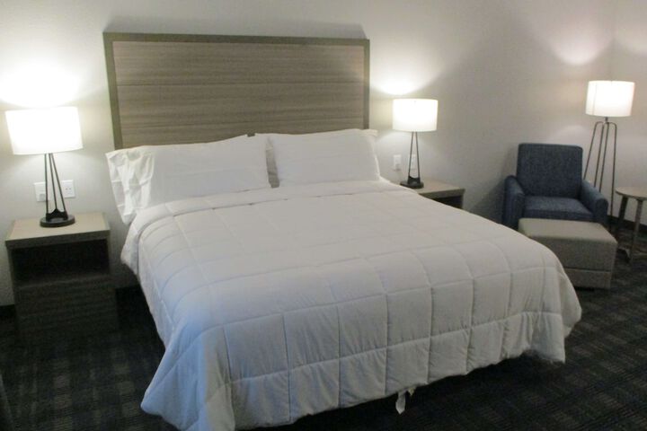 1 King Bed (10 of 11)