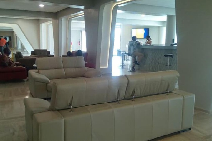 Lounge 65 of 86