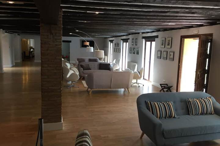 Lounge 94 of 131