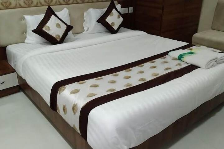 Room 3 of 8