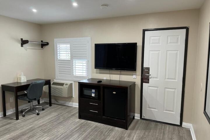 Room 6 of 9