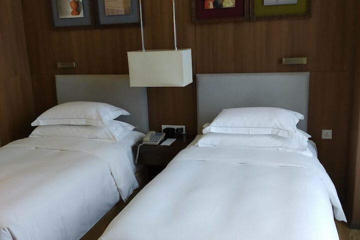 Room 8 of 104