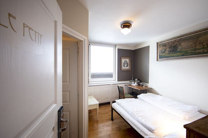 Room 25 of 68