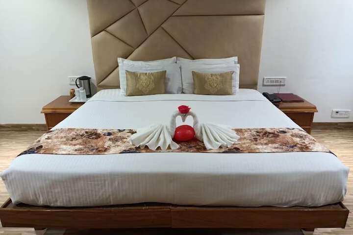 Room 7 of 12