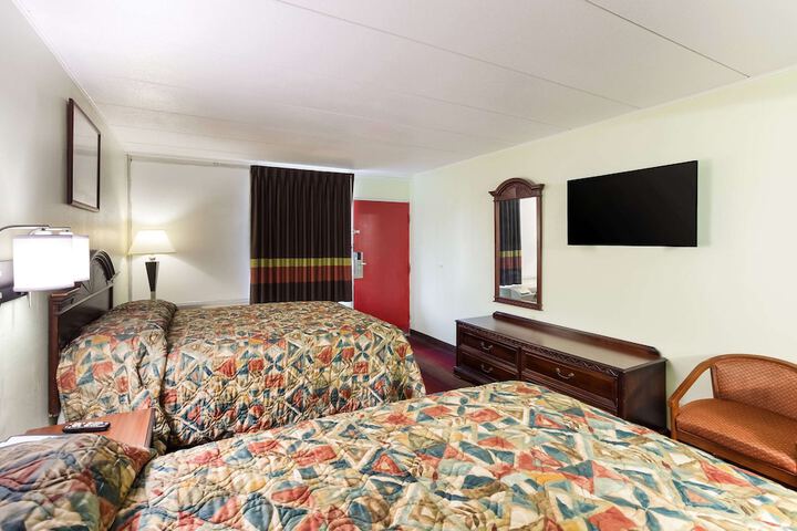 1 Queen Bed (3 of 10)
