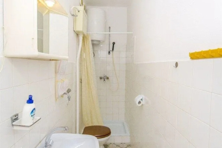 Room 6 of 12