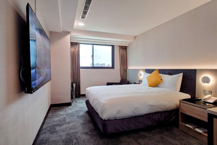 Room 12 of 16