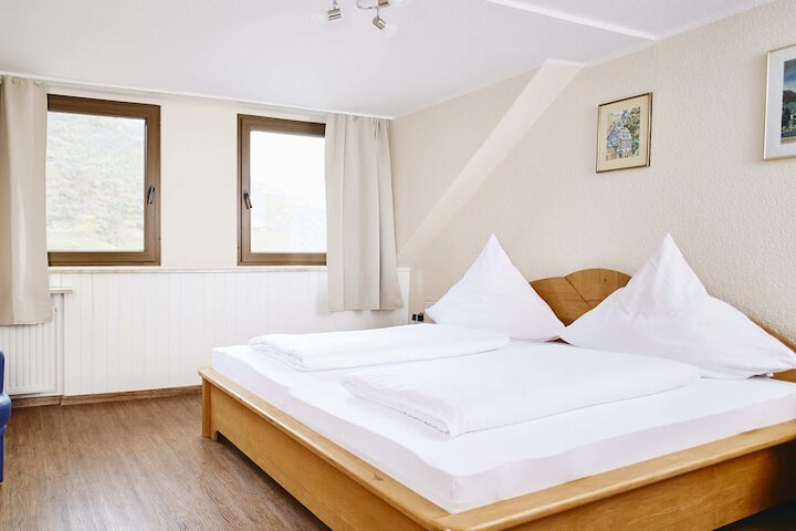 Room 10 of 76