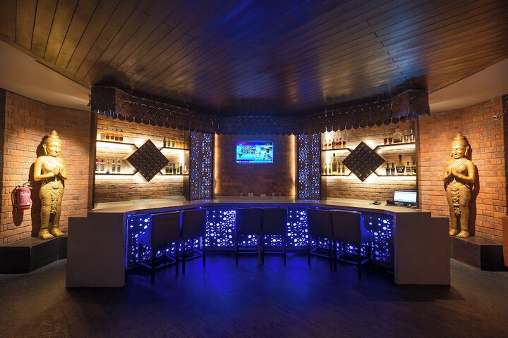 Lounge 43 of 64