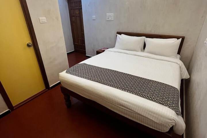 Room 4 of 16