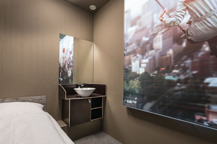 Room 4 of 37