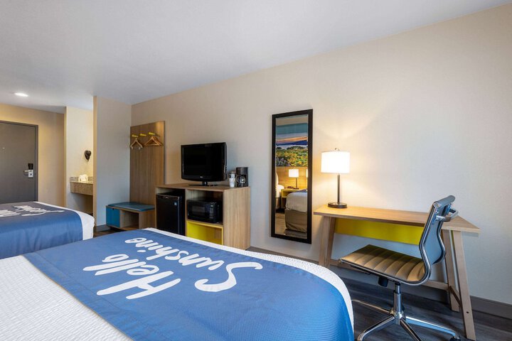 1 King Bed Accessible (14 of 17)