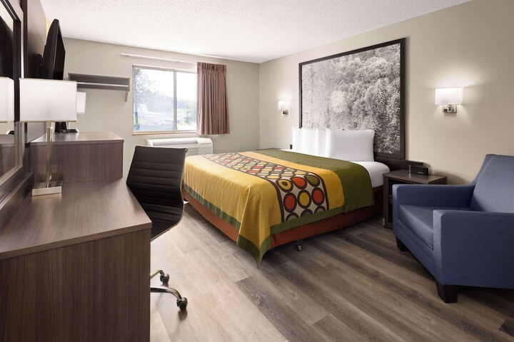 1 King Bed (2 of 20)