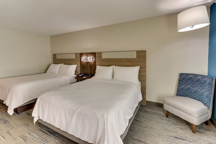 2 Queen Beds (7 of 14)