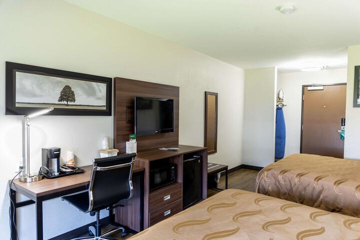 2 Queen Beds (3 of 8)