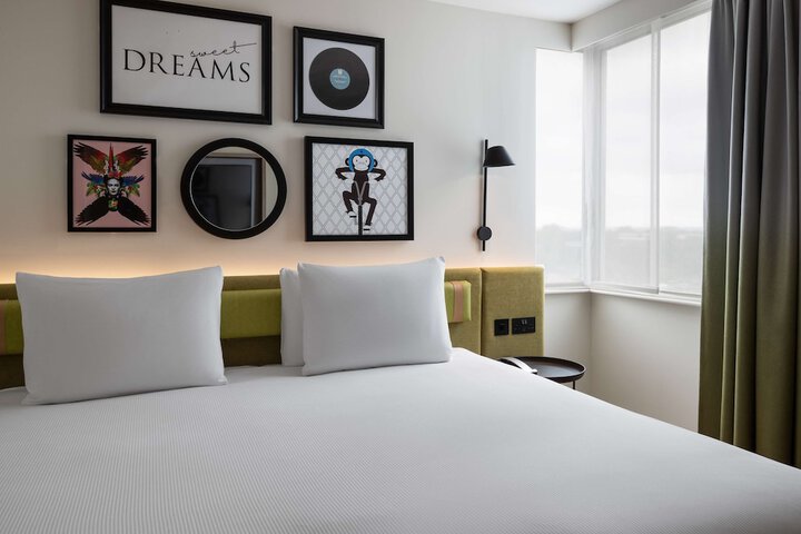 Room 10 of 29