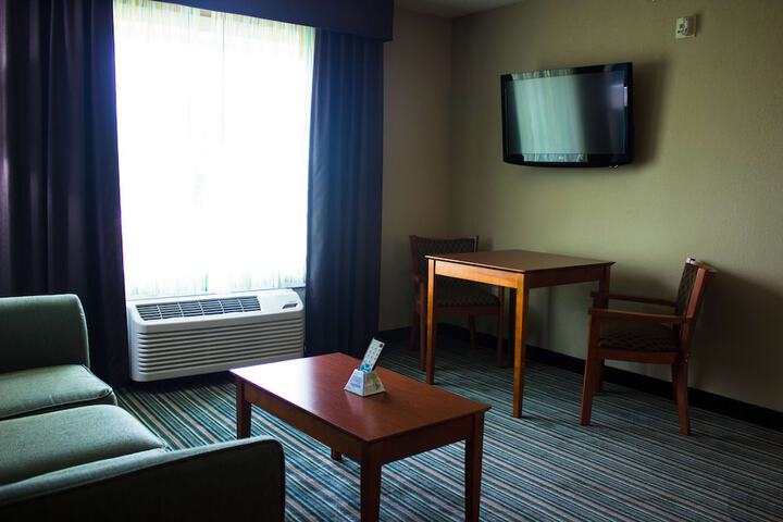 1 King Bed Microwave, Refrigerator High Speed Internet Accessible Full Breakfast (18 of 26)