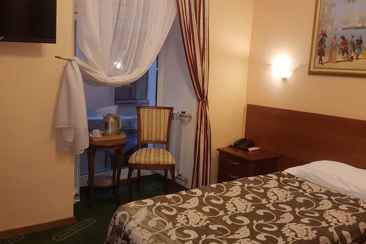 Room 5 of 12