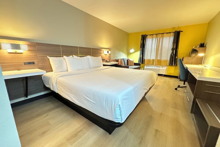 1 King Bed (12 of 18)