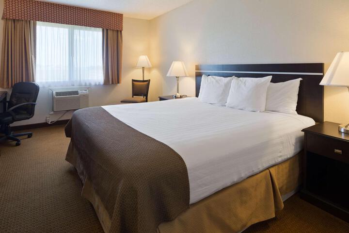 1 King Bed Microwave and Refrigerator 32 Inch LCD Television High Speed Internet Full Breakfast (3 of 8)