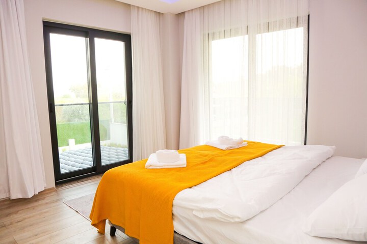Room 9 of 33