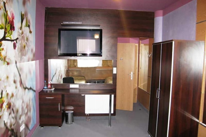 Room 10 of 19