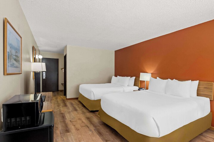 1 King Bed (1 of 14)
