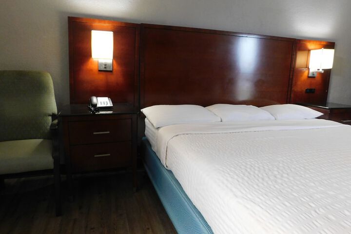 1 King Bed (5 of 10)