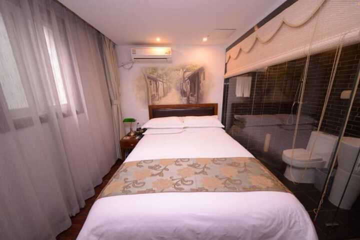 Room 13 of 27