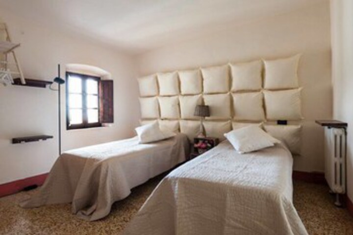 Room 13 of 27