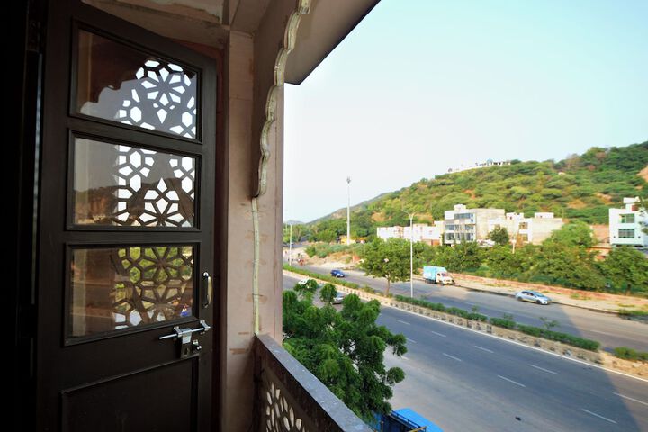 Room 4 of 17
