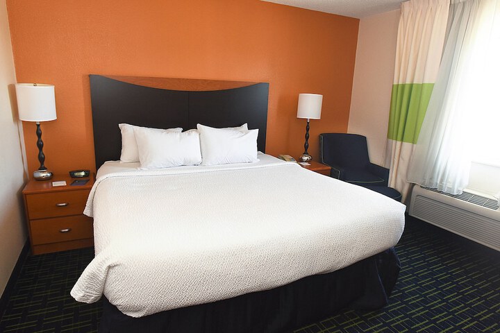 1 King Bed (9 of 12)