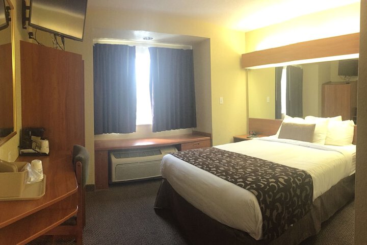 1 Queen Bed (17 of 25)