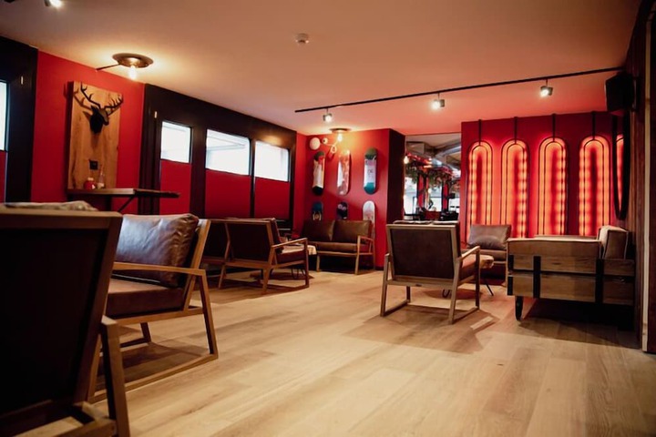 Lounge 26 of 27