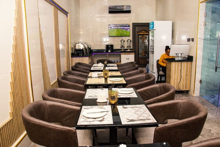 Dining 8 of 14
