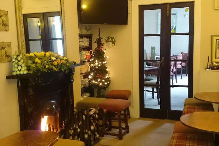 Lounge 16 of 17