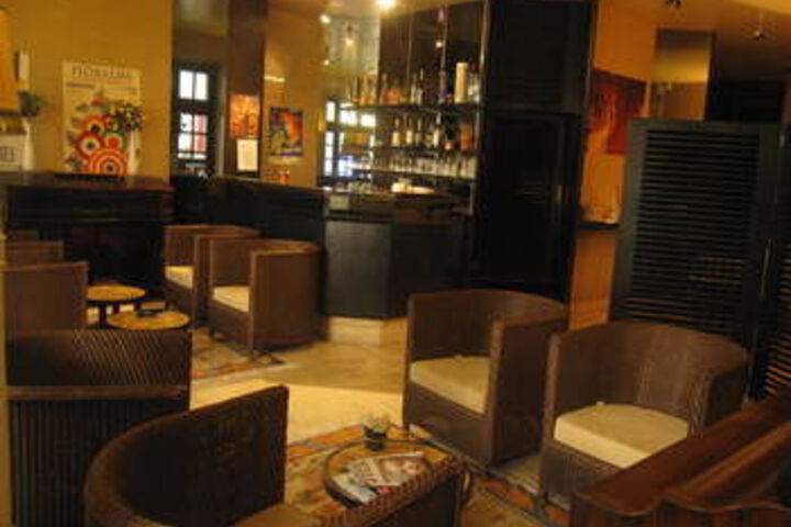 Lounge 17 of 27