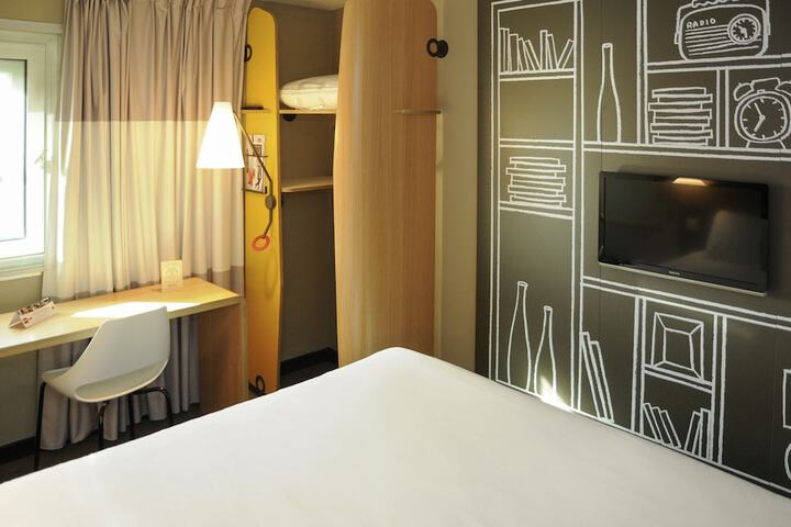 Room 4 of 76