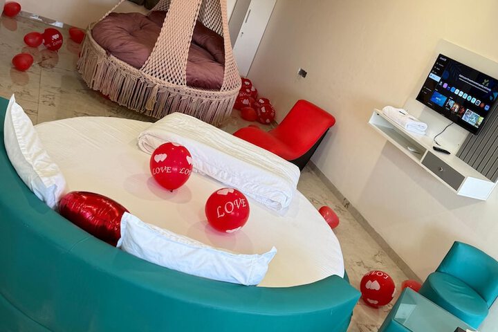 Room 5 of 12